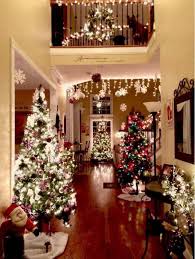 50 Christmas Apartment Decor Ideas That Takes The Definition Of Elegance To A Whole New Level Hike N Dip Christmas Apartment Christmas Lights Christmas Interiors