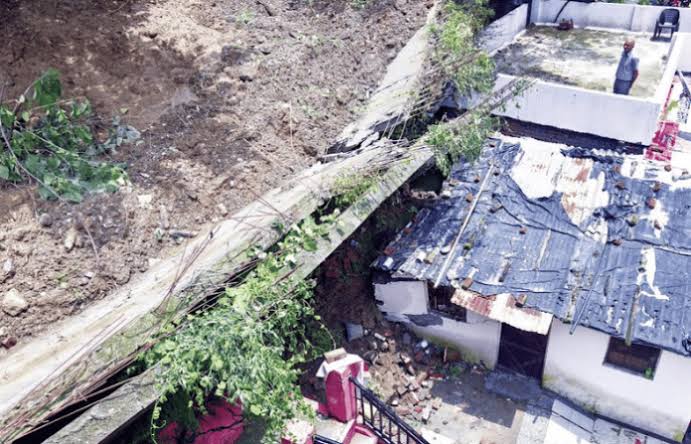 पहलगाममध्ये ढगफुटी; उत्तराखंडमध्ये भूस्खलन