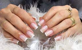 As unhas francesinhas são clássicas e nunca saem da moda, pois, todos os anos surgem novos as unhas francesinhas tradicionais feitas com esmalte translúcido com as pontinhas brancas. Unhas Francesinhas 60 Inspiracoes Desta Classica Nail Art