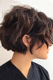 Cheveux Courts Superposes 45 Idees Pour Balancer Vos Cheveux Courts Et Boucles Lovehairstyle Short Hair With Layers Thick Hair Styles Short Hair Styles