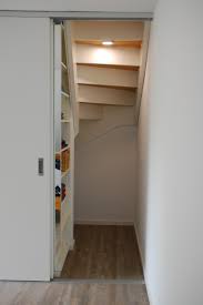 Einbauschrank Mit Schiebeturen Macht Den Raum Unter Der Treppe Nutzbar Und Versteckt Ihn Zugleich Schi In 2020 Einbauschrank Treppe Einbauschrank Schrank Unter Treppe