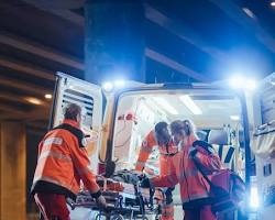 Imagen de un paramédico de Ambulancias Life brindando primeros auxilios