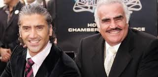 El potrillo alejandro fernández apadrinó a su hija camila en su debut como cantante, invitándola a subir al escenario durante una de sus presentaciones la primera parte del tema la cantó alejandro fernández y después camila hizo su aparición por un lado del escenario. La Saga De Los Fernandez Leyenda De La Musica Mexicana Se Reune Por Primera Vez En Un Escenario