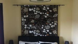 Die große auswahl an vorhangstangen und stilgarnituren aus holz und metall bieten ihnen zahlreiche. Einen Vorhang Fur Die Wand Ohne Nahen Herstellen Diy Home Guidecentral Youtube