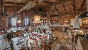 Die dominierenden beerigen hochzeitsfarben pink, lila, rot und rosa unterstrichen das rustikale ambiente der almhütte. Hochzeitslocation In Den Bergen