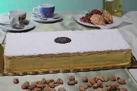 Per il pan di spagna, mettere in una planetaria le uova intere, lo zucchero ed i semi della bacca di vaniglia. Torta Diplomatica Pasticceria Vinci Messina