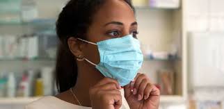 Quítese la mascarilla correctamente y lávese las manos después de tocar una mascarilla usada. Nueva Guia De La Oms Sobre El Uso De Mascarillas Contra La Covid 19