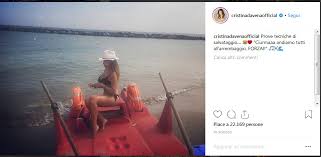 Lo scatto a mezzo busto lascia poco o nulla all'immaginazione. Cristina D Avena Se La Canta E Se La Suona Ai Concerti Mi Urlano Escile Sono Il Sogno Erotico Di Molti Uomini