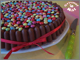 Gateau D Anniversaire Aux Fingers Et Aux Smarties Grignot Nat Gateau Smarties Gateau Anniversaire Chocolat Gateau Anniversaire