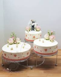 Dieser tolle kuchenteller aus porzellan und der frischgebackene kuchen zaubert einen tollen esstisch. Hochzeitstorte Auf Etagere Hochzeitstorte Hochzeitstorte Etagere Torte Hochzeit