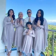We did not find results for: 10 Potret Kompak Keluarga Artis Rayakan Lebaran Dengan Baju Seragam