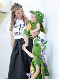 Gruppen kostüme einfach selber machen » entdecke klassische & auch ausgefallene ideen » passende accessoires & anleitungen » jetzt auf maskerix. Susse Und Stilvolle Idee Kinder Mit Drachen Anzugen Und Ihre Mutter Kinder Kostume Halloween Kostume Kinder Halloween Kostum Familie