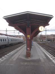 Sundsvalls centralstation är en av sundsvalls två järnvägsstationer.den ligger på landsvägsallén i centrala sundsvall.stationen ritades av sj:s dåvarande chefsarkitekt folke zettervall 1 och invigdes 17 december 1925 2.efter att statens järnvägar bolagiserades, ägdes och förvaltades byggnaden av jernhusen ab. Sundsvalls Centralstation 079 Europeana