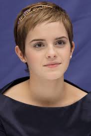 Emma watson made headlines in october 2010 when she chopped off her long locks, dividing fans and potential boyfriends alike. Emma Watson S Hair Evolution From Harry Potter S Hermione To Disney S Belle