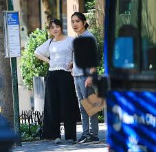 日本真子公主最新亮相！和驸马爷在纽约坐公交真艰苦，搂着却很甜_手机搜狐网
