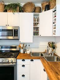 Decorating Above Kitchen Cabinets With Baskets And Plants Baskets Cabinets Deco In 2020 Above Kitchen Cabinets Decorating Above Kitchen Cabinets Top Kitchen Cabinets