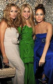 See more ideas about paulina rubio, shakira hair, peinados hair styles. Jennifer Lopez Shakira Paulina Rubio Minhas Divas Todas Juntas Lindas Jennifer Lopez Celebrities Shakira