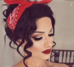 Glam rock wir lieben rockige frisuren. Dame Mit Super Stilvollem Make Up Und Bandana Frisur Vintage Frisuren Frisuren Mit Bandana 50er Jahre Frisur