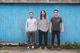 Konsep videoklip ini mengambil dari pesan lirik lagu yaitu setia menunggu pelangi saat hujan reda. Https Www Axe Com Id Inspirasi Culture Efek Rumah Kaca Html