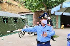 Chốt trực bao gồm công an, quân đội, thanh tra giao ông sơn cho biết thêm, rút kinh nghiệm từ trường hợp này, từ nay các chốt kiểm dịch chỉ có 3 kịch bản cho người từ vùng dịch về. Wfhixym81jhngm