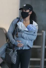 Christina milian était attendue à l'inauguration d'une boutique de perruques et d'extensions christina milian n'en finit pas de partager son bonheur. Christina Milian Does Social Distancing With Seraphine S Babywearing Hoodie Celebrity Maternity Celebrity Maternity Seraphine Blog