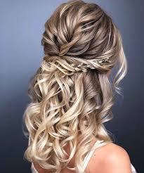 Tra le acconciature per capelli medi mossi e scalati, lo shug cut è sicuramente la prima opzione di tendenza da considerare per l'inverno 2022: Acconciature Capelli Ricci 150 Idee Semplici E Bellissime