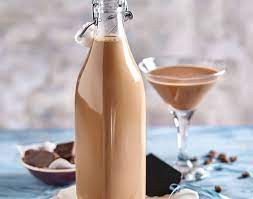 Ein raffinierter likör, der mit whiskey, sahne und kaffee zubereitet wird. Irish Cream Likor