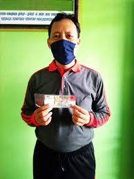 Teknik memukul bola untuk menyajikan bola pertama ke dalam permainan dengan cara memantulkan terlebih dahulu bola tersebut ke meja penyaji, kemudian dipukul, dan bola harus melewati atas set dan akhirnya memantul ke meja lawan. September 2020 Kang Mardiyanto