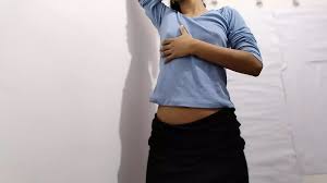 La signora sexy con un corpo da statua e il viso dangelo si toglie i  vestiti