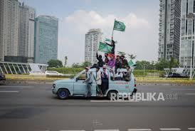 Kemendikbud menyediakan saluran untuk menyampaikan kendala terkait bantuan subsidi upah (bsu) guru honorer dan tenaga pendidik lainnya. Aksi Tolak Kisruh Ppdb Di Depan Gedung Kemendikbud Republika Online
