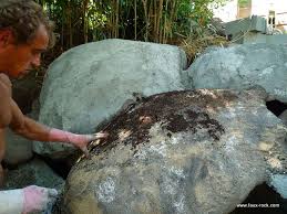 Etape 4 Cascade Artificielle Mise En Place De La Couche D Hypertufa Faux Rocher Et Mur Vegetal Faux Rochers Mur Vegetal Parement Pierre Exterieur