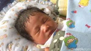 Entah dengan cara berendam di bak mandi atau dilap dengan waslap basah agar kulit tetap lembab dan terhindar dari kekeringan, rini menganjurkan pemakaian baby oil yang mengandung vitamin e. 5 Kata Orang Soal Bayi Baru Lahir Ini Jangan Langsung Dipercaya Ya