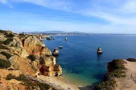 If you imagine portugal to be the face on the square profile of the iberian peninsula (as i always have), then sagres is the very point of its bearded chin. Strand Algarve Lagos Kostenloses Foto Auf Pixabay