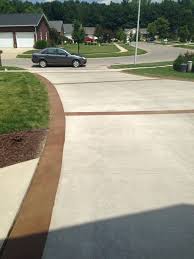 Stained Cement Border On Driveway Cement Driveway Exterior Decor Driveway