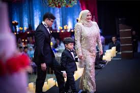 Anak sulung ziela, dr puteri julia nabilah megat junid memberitahu, arwah nenek pergi akibat komplikasi pelbagai penyakit. Umur 12 Tahun Dr Puteri Julia Dah Khatam Al Quran 3 Kali Bertuah Ziela Jalil Punya Anak Membahagiakan Mingguan Wanita