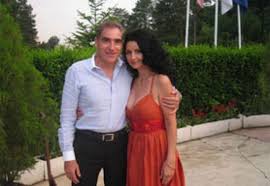 De la wikipedia, enciclopedia liberă. Petre Roman Si Silvia Vor Un Revelion La Munte Cu Fiul Lor