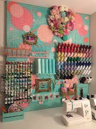 Es una manualidad ideal tanto para niñas como para niños, ya que pueden colocar en ella pequeños autos o muñecas con la diversión de colocar dentro de la casa rampas y escaleras para llegar a la cima o deslizarse sobre. Maquinas De Coser Para Hacer Manualidades En Casa Guia De Manualidades Diseno De Cuarto De Costura Organizacion Del Cuarto De Costura Manualidades En Casa