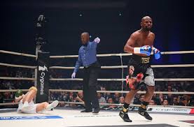 There is also the 18 year age difference between the two boxers that, in all likelihood, will not be determinant. Logan Paul Trolls Floyd Mayweather S Height Ahead Of Special Exhibition Fight As He Blasts Oh My God He S Small
