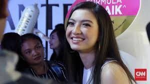 Kalau kamu ingin menonton filmnya, baca ulasan film raline shah di sini. Raline Shah Komentari Foto Bareng Seungri Di Media Korea