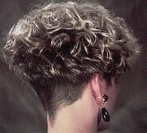 La coupe boule frisée coupez court ! 07 Coiffures Pour Cheveux Ondules Boucles Ou Frises Le Blog De Montdor Coiffure Coiffures Courtes Frisees Cheveux Coiffures Cheveux Ondules
