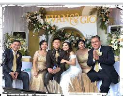 Doa pernikahan bagi kedua mempelai. Resepsi Pernikahan Drive Thru Evan Sebastian Sugianto Dan Giovanna Eunike Menjadi Model Pernikahan Di Era New Normal Vifa Media