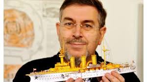 Schiffe und Flugzeuge aus Pappe