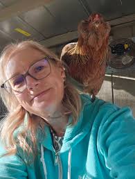 I have 4 wyandottes 1 rir and 1 EE. I think my sweet EE is laying the blue  but who's laying the pink? 🤔