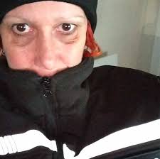 veste de tailleur rouge doublée 2 poches taille 42 en réalité le rouge est  un peu plus foncé que sur la photo. Prix ferme . Plus de mise de côté . les