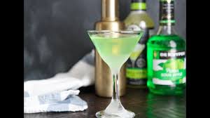 Decorate your appletini mixed drink with an apple wedge. Green Apple Martini Video Cooked By Julie