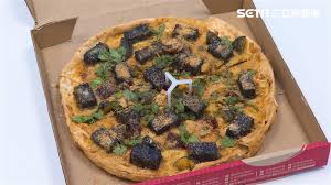 先說結論：在吃過臭豆腐披薩和北部粽披薩以後，這次台灣 pizzahut 推出的 香菜皮蛋豬血糕披薩，算是怪披薩界中數一數二怪的，怪到無法推薦。 之前我也吃過 pizzahut 的臭豆腐披薩，雖然怪，但吃起來算是有樂趣。它不是那種你吃了還想再. Xpvs5hoj Wlbum