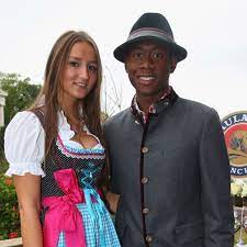 Das paar besucht zusammen mit dem fcb die käfer. David Alaba Turtelt Mit Freundin Katja