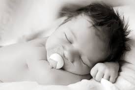 This Reminds Me When My Boy Was Born Long Dark Hair And The Same Pacifier Cute Baby Wallpaper Newborn Cute Babies