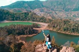 Ia dilengkapi dengan kolam besar yang cetek airnya dan gelongsor. 10 Tempat Wisata Di Dieng Yang Paling Memesona