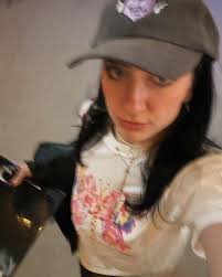 so nice of alice phoebe lou to bring clairo to her concert last night !